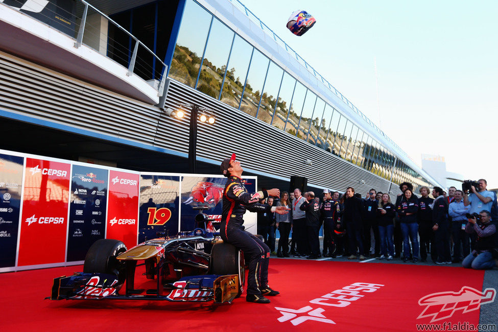Daniel Ricciardo tira su casco al aire durante la presentación