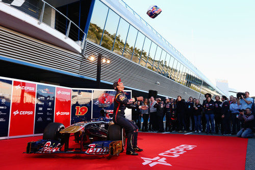 Daniel Ricciardo tira su casco al aire durante la presentación