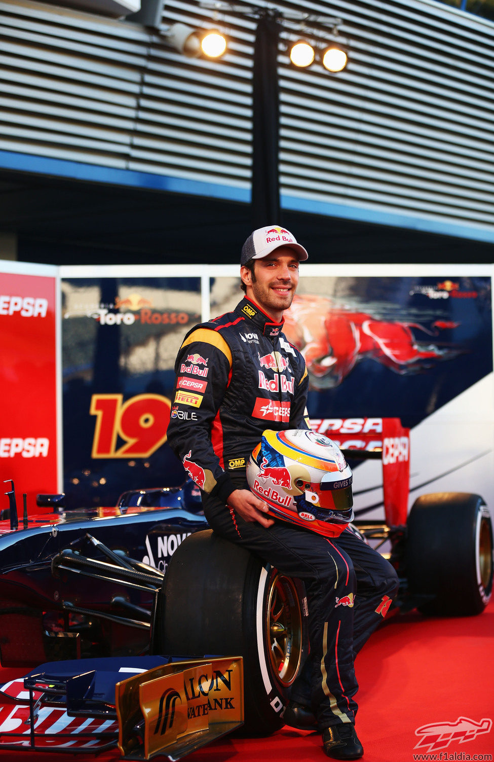 Jean-Eric Vergne posa sobre el STR8 durante la presentación en Jerez