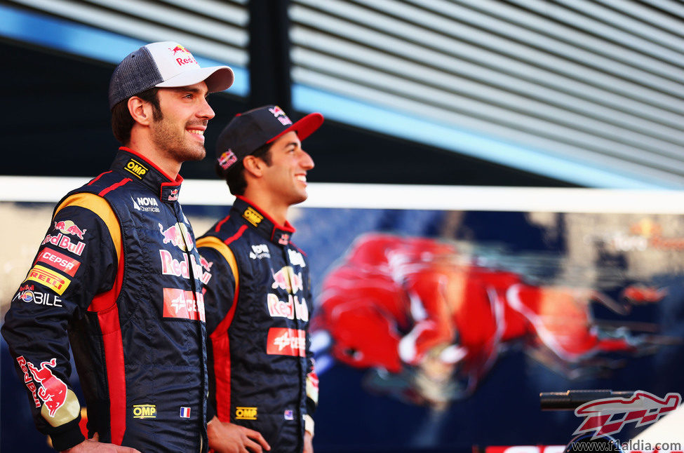 Vergne y Ricciardo, sonrientes ante las cámaras