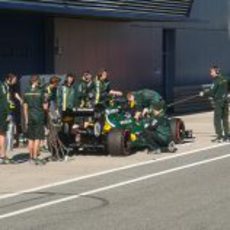 Charles Pic pasa por boxes para practicar un 'pit-stop'