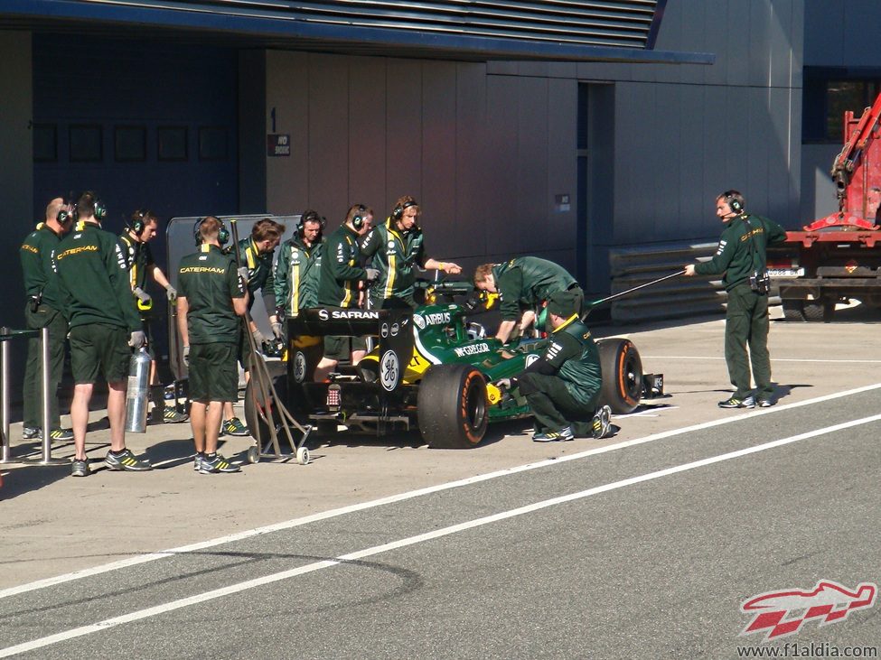 Charles Pic pasa por boxes para practicar un 'pit-stop'