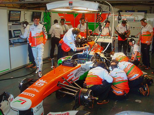 Paul di Resta observa cómo trabajan con su coche