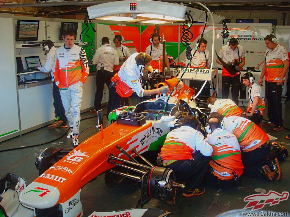 Paul di Resta observa cómo trabajan con su coche