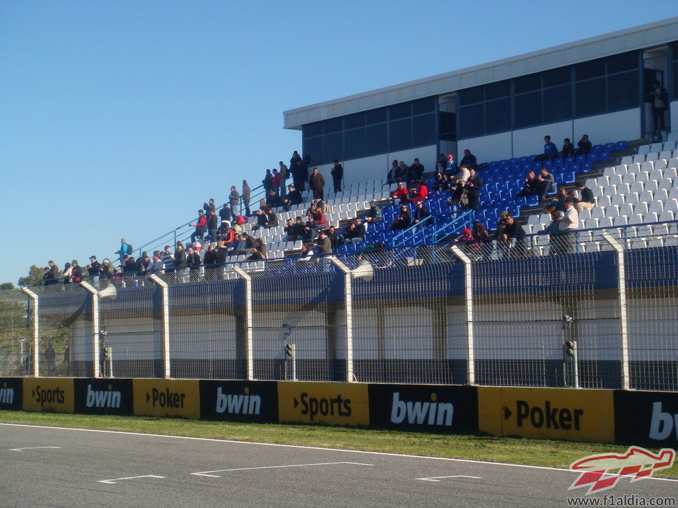 Gradas de la recta principal del circuito de Jerez