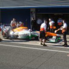 Paul di Resta llega al garaje de Force India