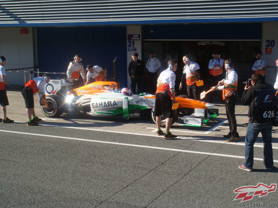 Paul di Resta llega al garaje de Force India