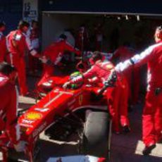 Los mecánicos de Ferrari meten el F138 en el garaje
