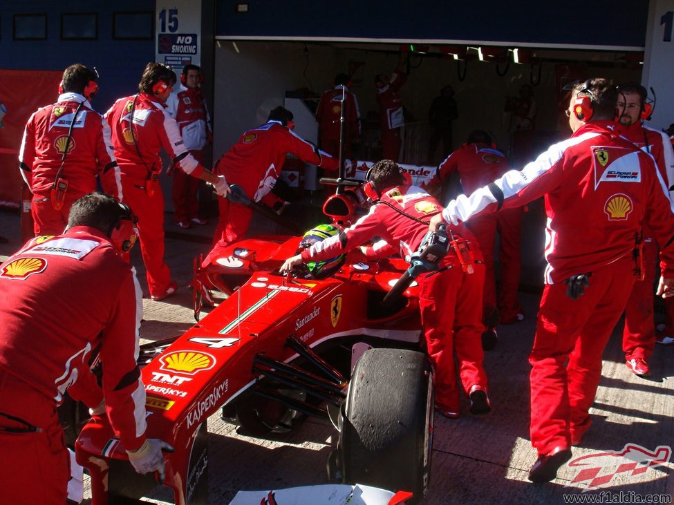 Los mecánicos de Ferrari meten el F138 en el garaje