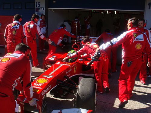 Los mecánicos de Ferrari meten el F138 en el garaje