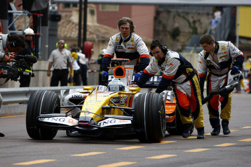 Alonso entra al garaje