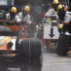 Nelsinho Piquet para en boxes