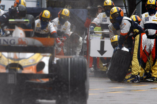 Nelsinho Piquet para en boxes