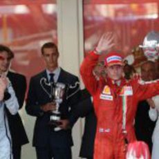 Raikkonen recibe su trofeo 