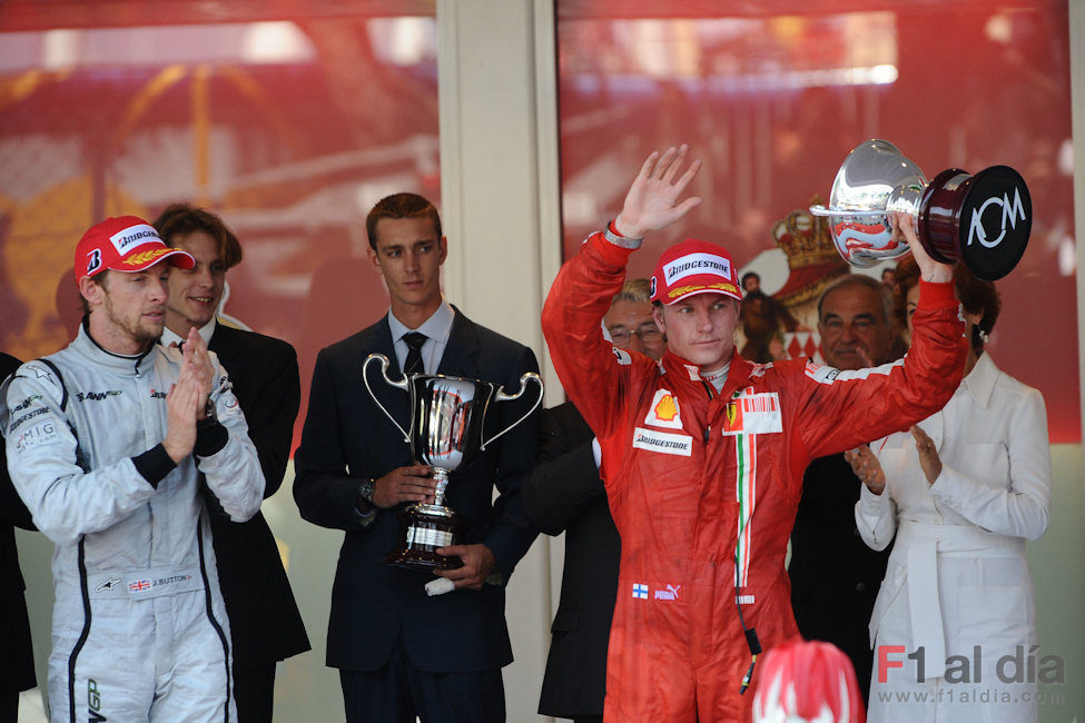 Raikkonen recibe su trofeo 