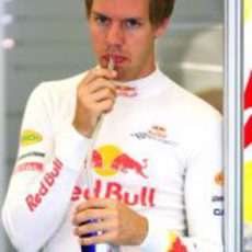 Vettel en el box de Red Bull