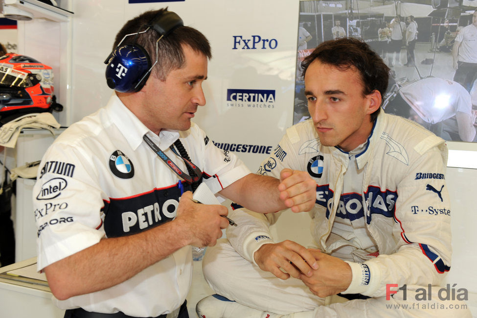 Kubica y un ingeniero