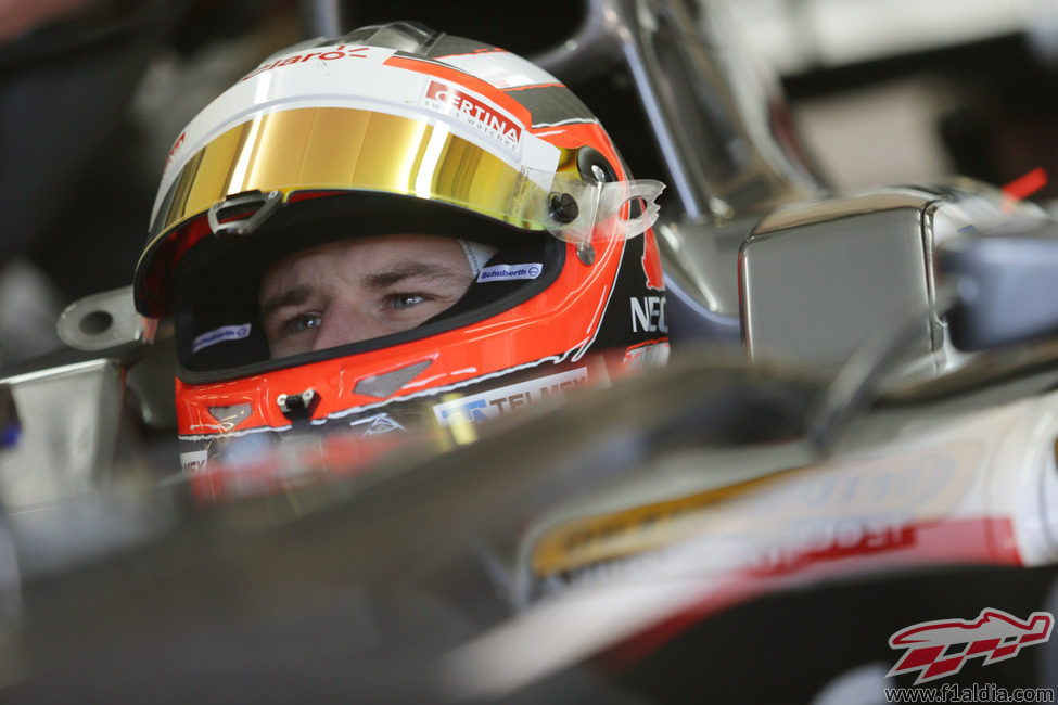 Nico Hülkenberg en su box de Jerez