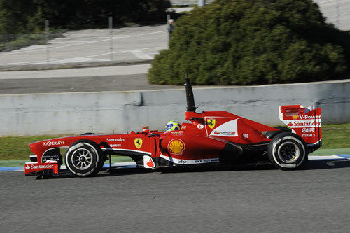 Felipe Massa rueda con el F138 en Jerez