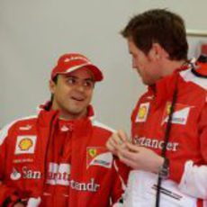 Felipe Massa charla con Rob Smedley