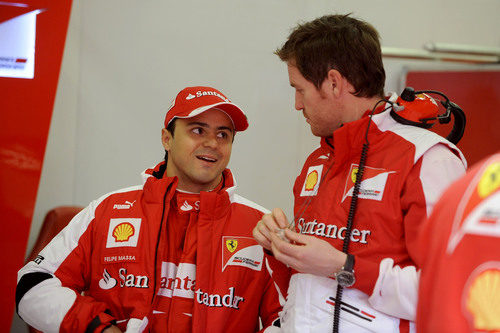 Felipe Massa charla con Rob Smedley