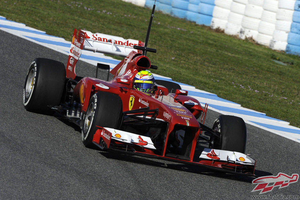 El Ferrari F138 rueda en el circuito de Jerez