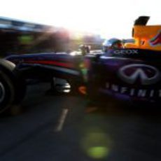 Mark Webber sale del garaje con su nuevo Infiniti Red Bull