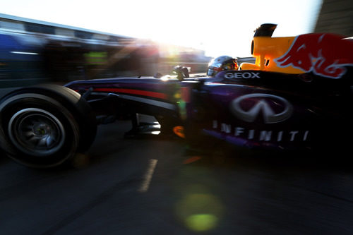 Mark Webber sale del garaje con su nuevo Infiniti Red Bull