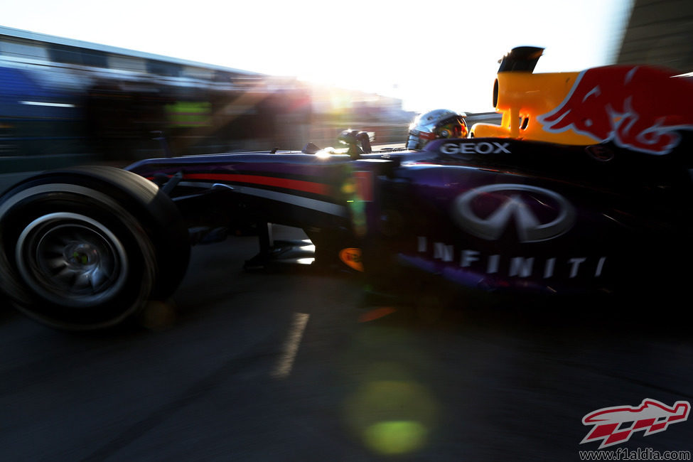 Mark Webber sale del garaje con su nuevo Infiniti Red Bull