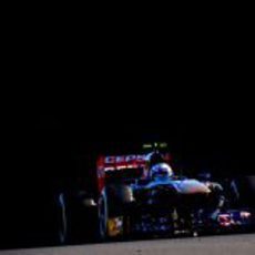 El STR8 de Daniel Ricciardo emerge de la oscuridad