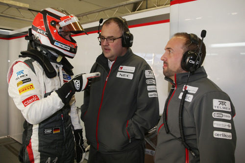 Nico Hülkenberg habla con los ingenieros de Sauber