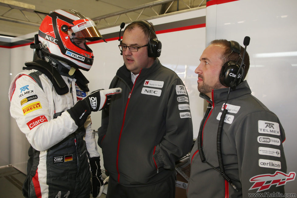 Nico Hülkenberg habla con los ingenieros de Sauber