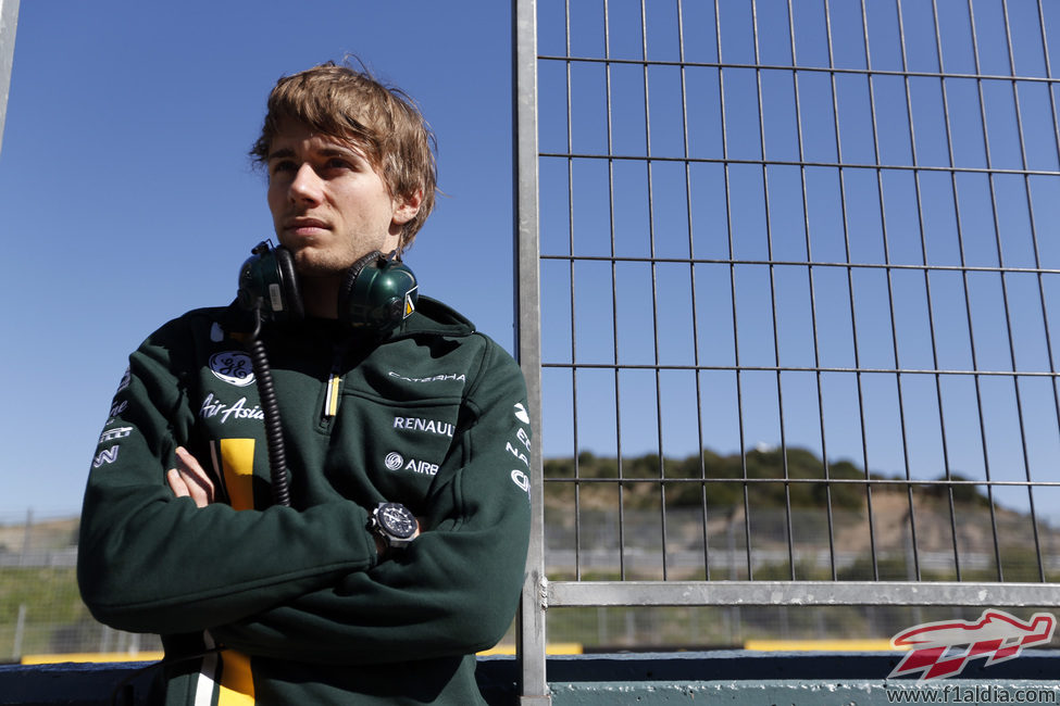 Charles Pic observa la actividad en pista desde el 'pit-lane'