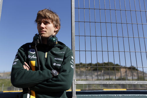 Charles Pic observa la actividad en pista desde el 'pit-lane'