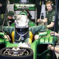 Giedo van der Garde se acomoda en el Caterham CT03