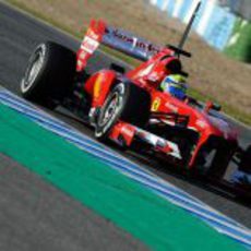 Felipe Massa rueda durante la segunda tarde de test en Jerez