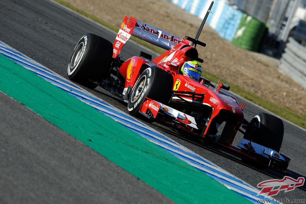 Felipe Massa rueda durante la segunda tarde de test en Jerez