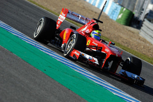 Felipe Massa rueda durante la segunda tarde de test en Jerez