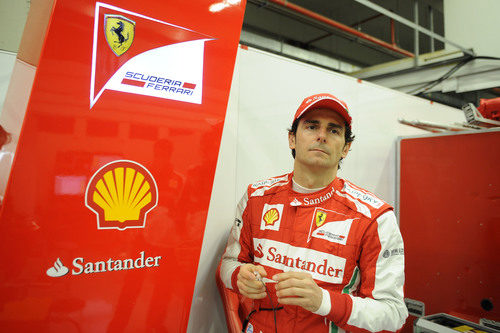 Pedro de la Rosa con el mono de Ferrari