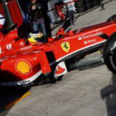 Pedro de la Rosa sale a pista con el Ferrari F138