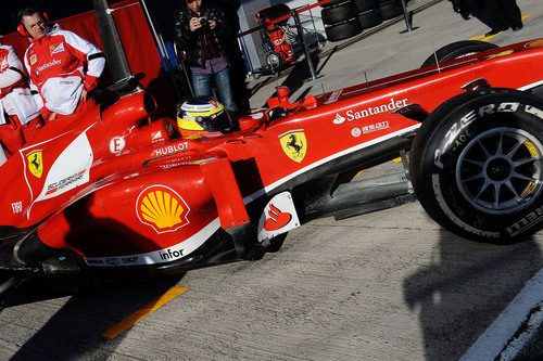 Pedro de la Rosa sale a pista con el Ferrari F138