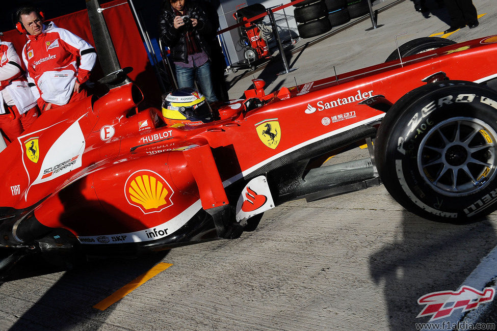 Pedro de la Rosa sale a pista con el Ferrari F138