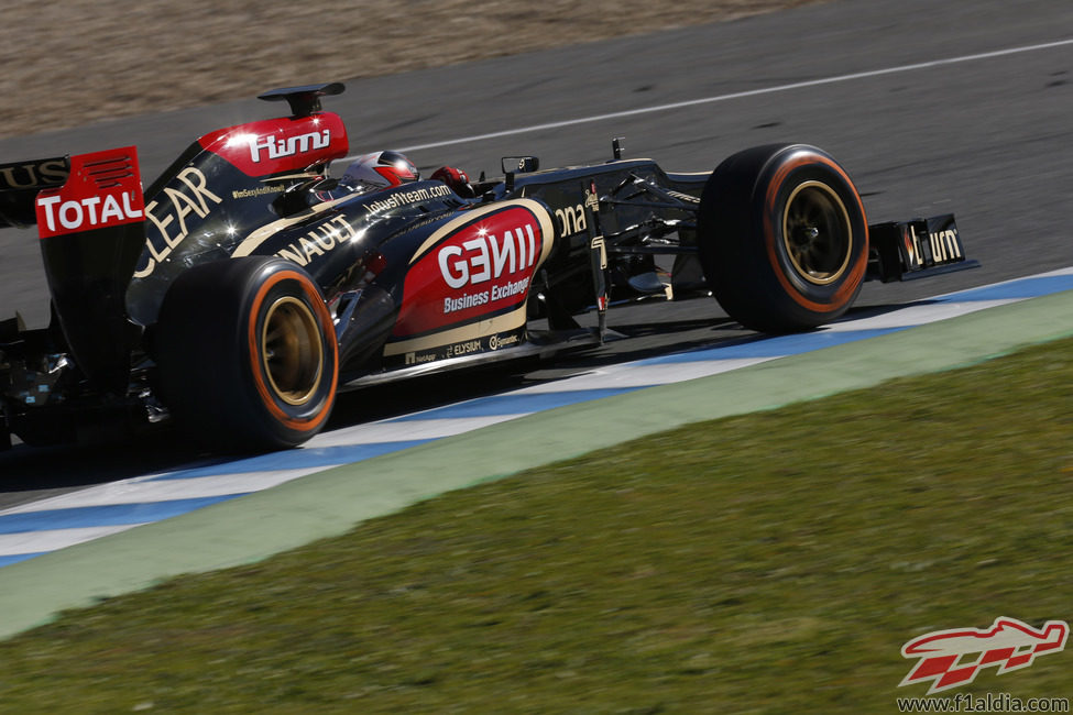 Kimi Räikkönen exprime en la pista de Jerez a su nuevo E21