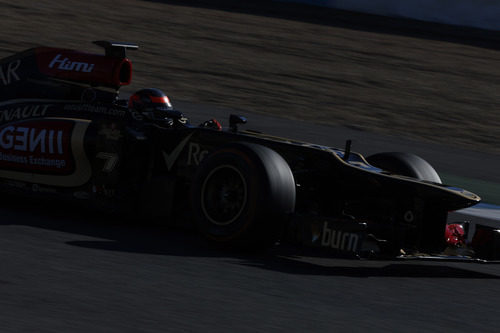 Kimi Räikkönen ve como cae el sol montado en su E21