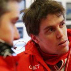 Luiz Razia en el box de Marussia