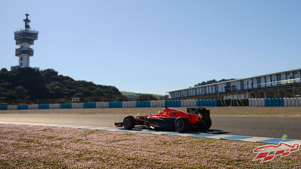 Luiz Razia en el circuito de Jerez con el Marussia MR02