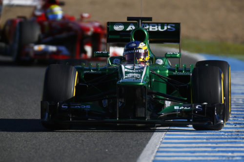 Charles Pic rueda por delante de Felipe Massa