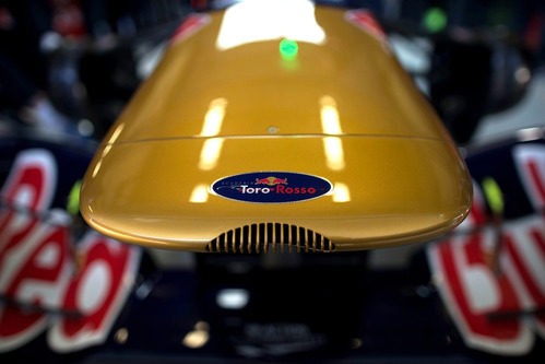 El logo de Toro Rosso, al frente del STR8