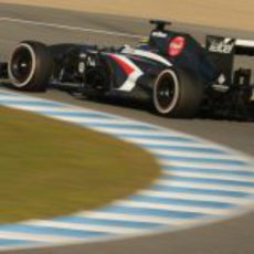 Esteban Gutiérrez pasa por una curva en Jerez