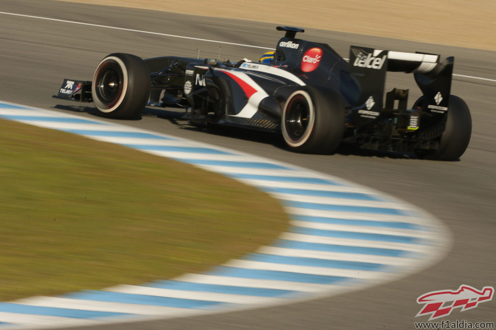 Esteban Gutiérrez pasa por una curva en Jerez